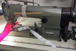 縫製工場必須アイテム｜パイピングアタッチメント専用ミシン